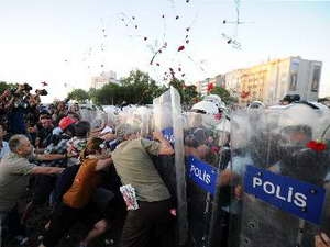 ตุรกี เดินขบวนประท้วงสนับสนุนประชาคมชาวเคิร์ด